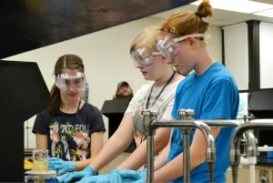 SSME students in chemistry lab